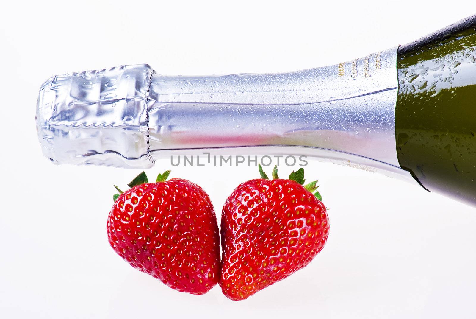 Champagne and strawberries by caldix