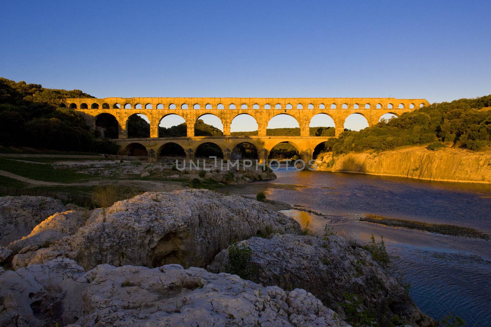 Roman aqueduct, Pont du Gard, Languedoc-Roussillon, France
