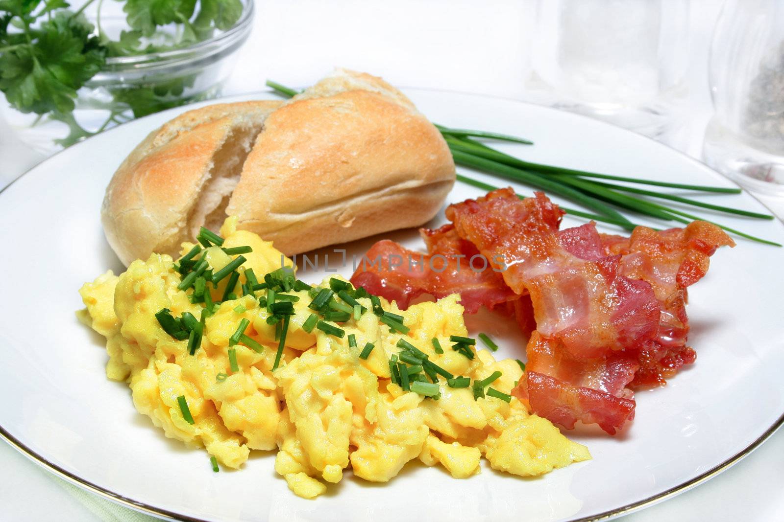 Scrambled eggs with bacon and bread