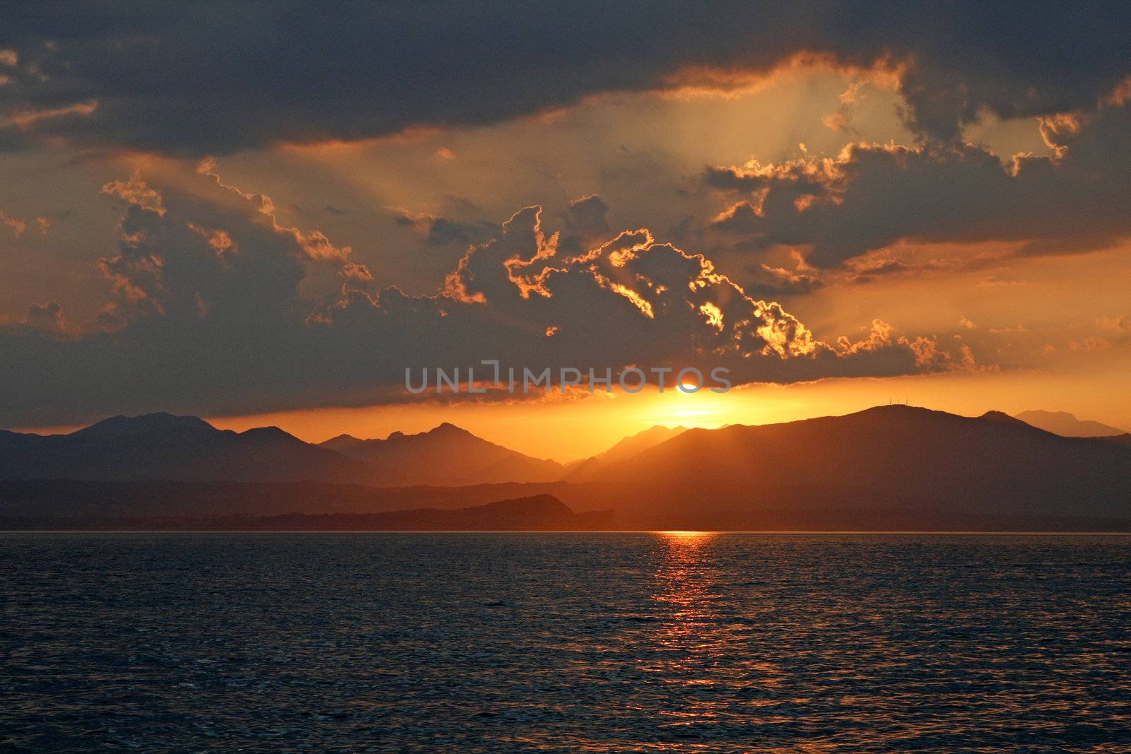 Sunrise near Lazise, Lake of Garda, Italy.. Abendstimmung bei Lazise, Gardasee