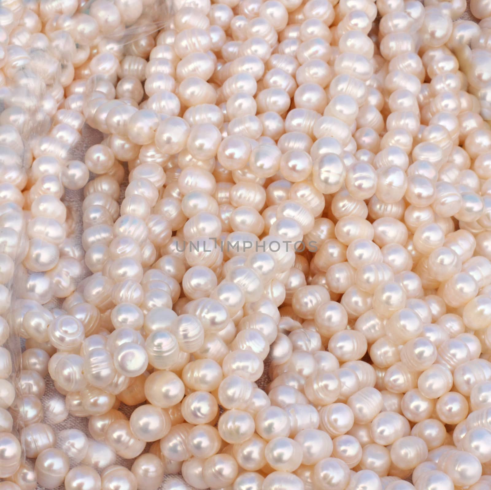Pearl beads by Lessadar