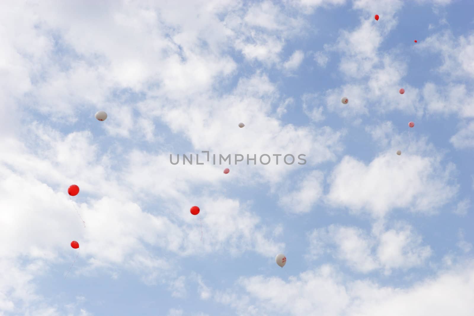 many holiday baloons are flying in the sky