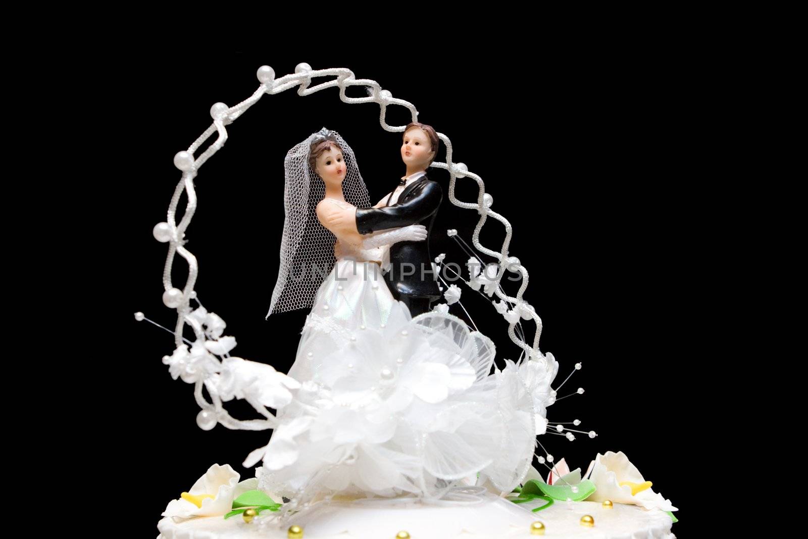 Figurines on a wedding pie by vsurkov