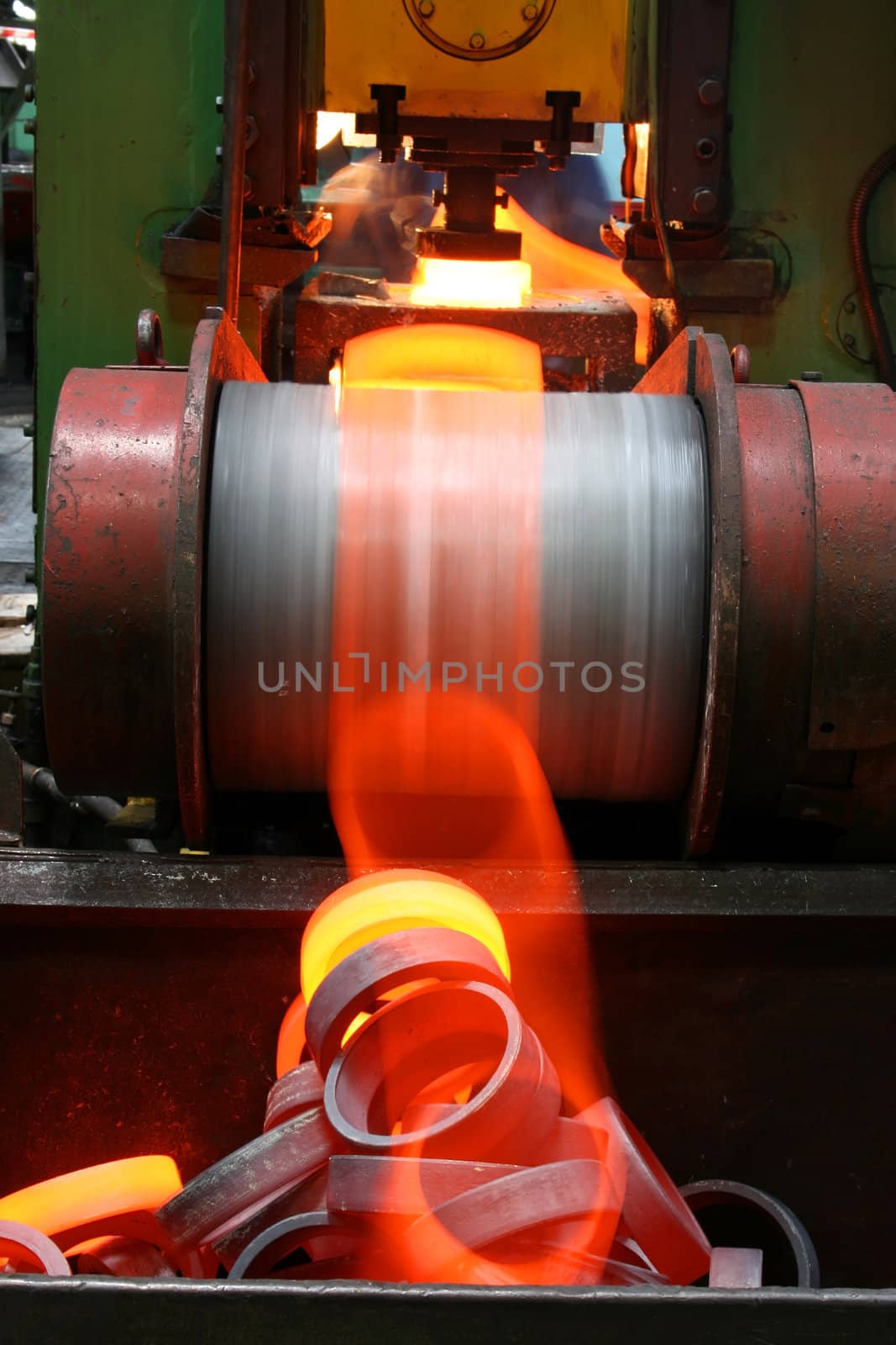 Preparations for bearing with red-hot metal falling from the moving conveyor