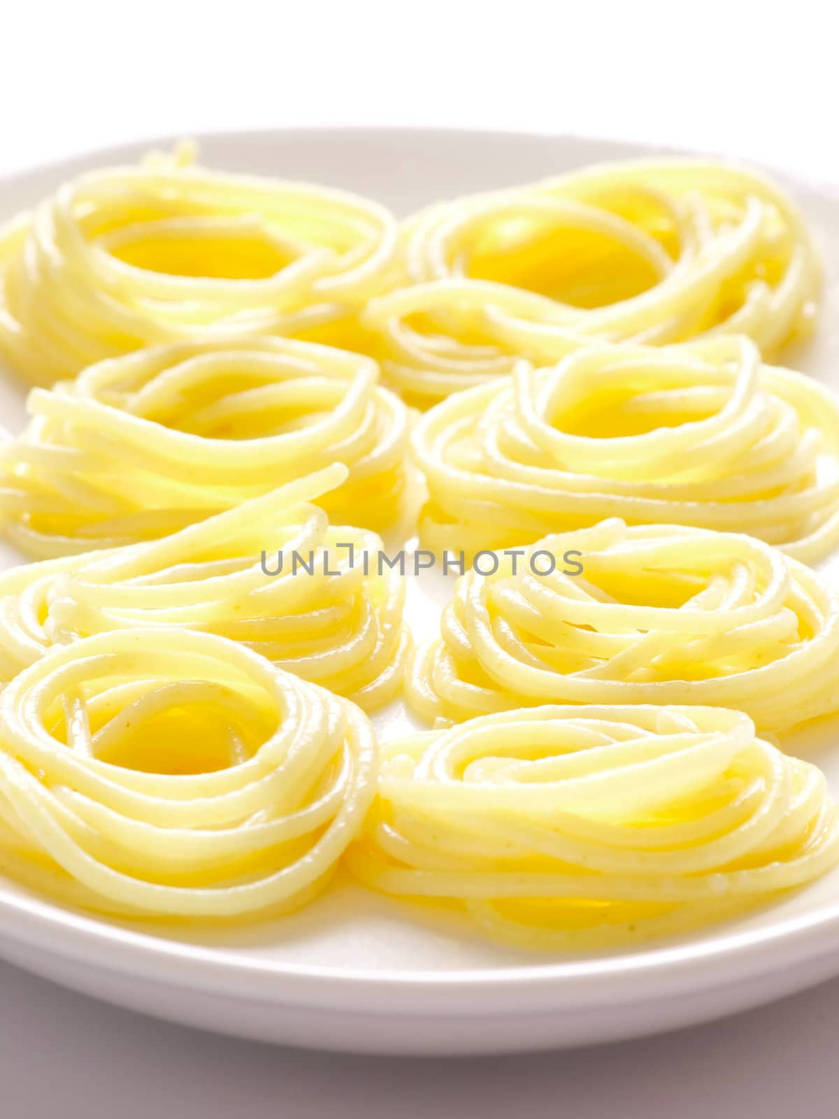 close up of a plate of spaghetti noodles