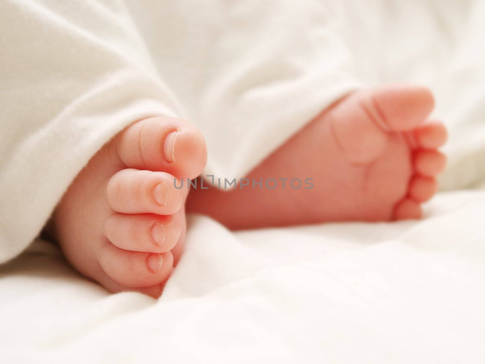 Baby feet by Arvebettum