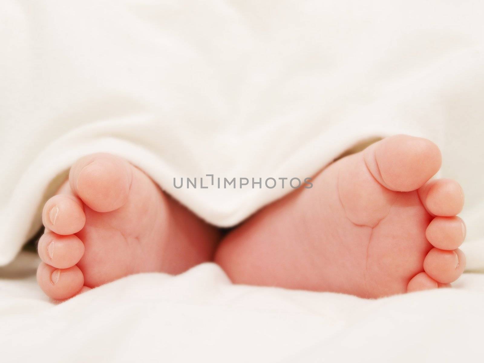 Baby feet by Arvebettum
