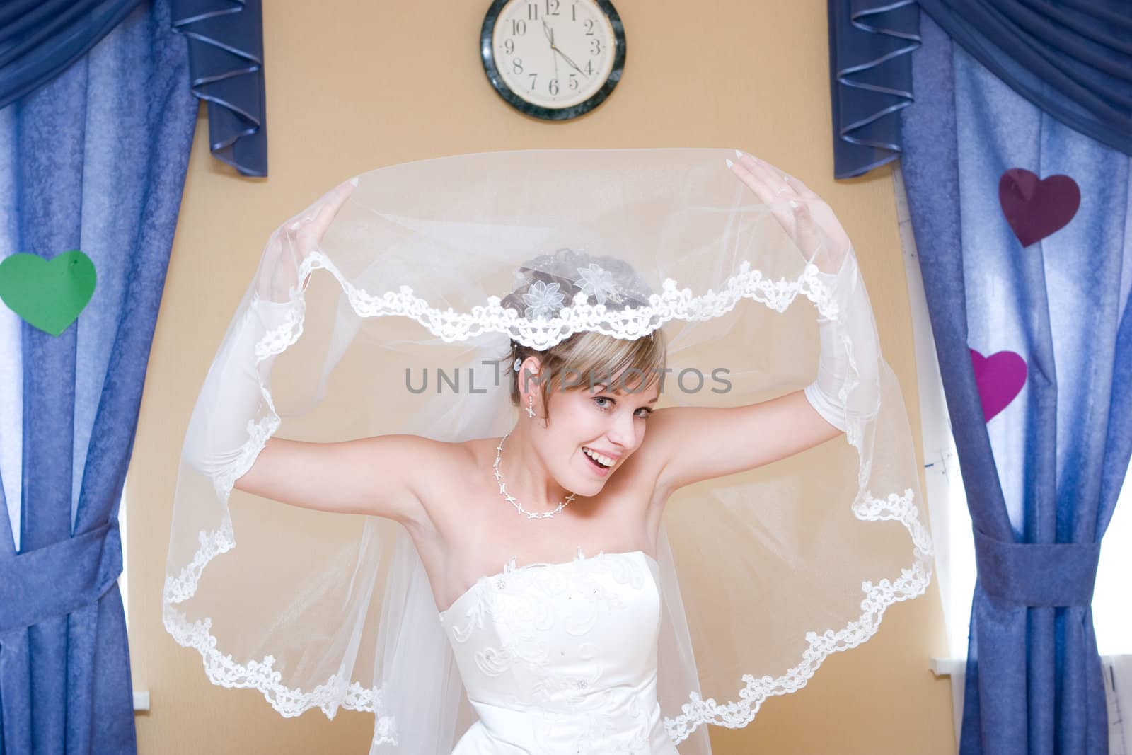 bride at home plays with the veil