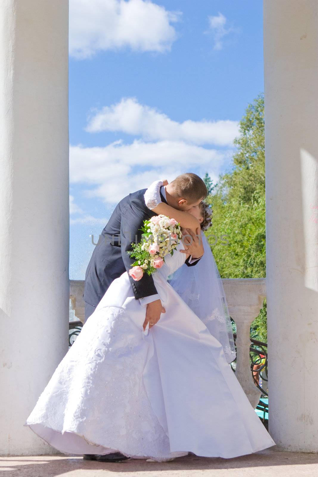 kiss of the newly-married couple in the columns