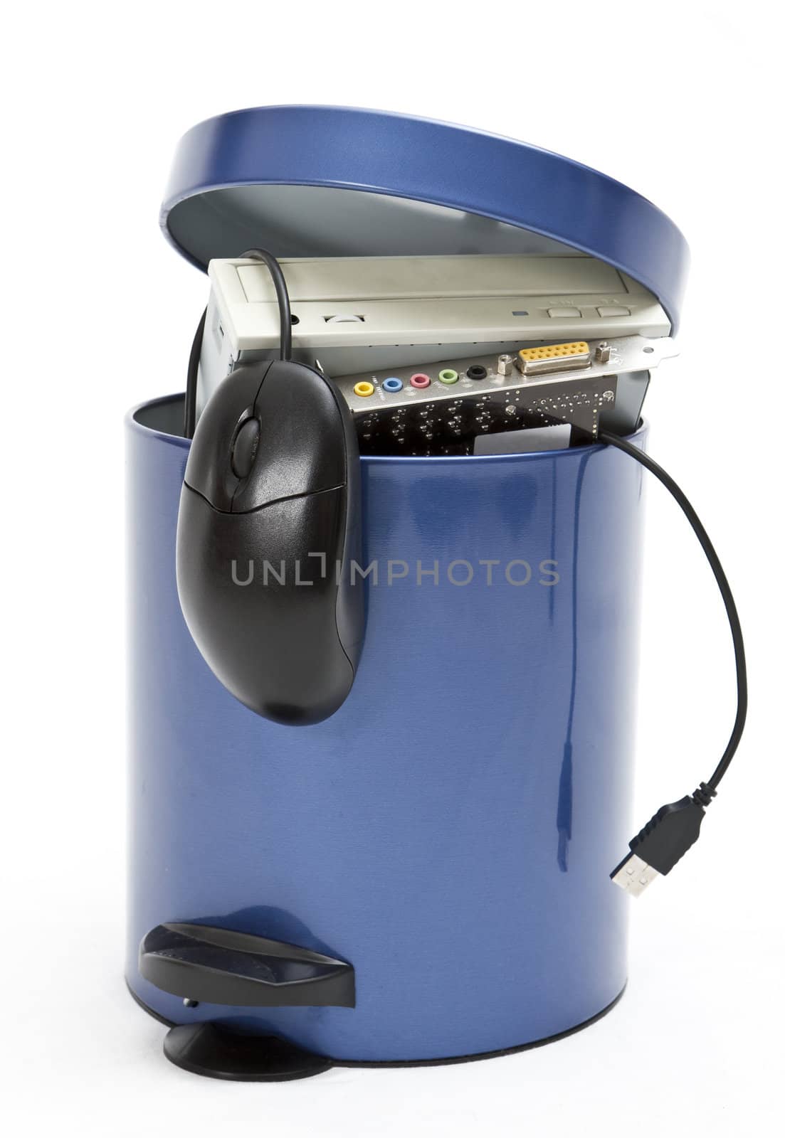 trashcan with electronic waste by gewoldi