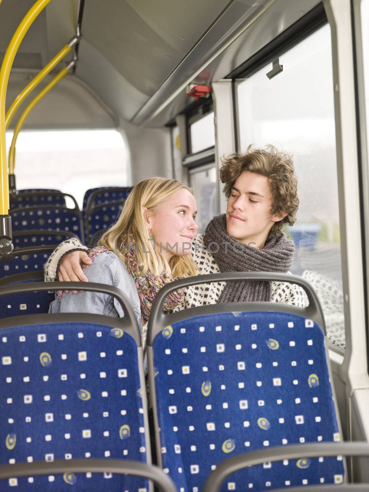 Couple on the bus by gemenacom