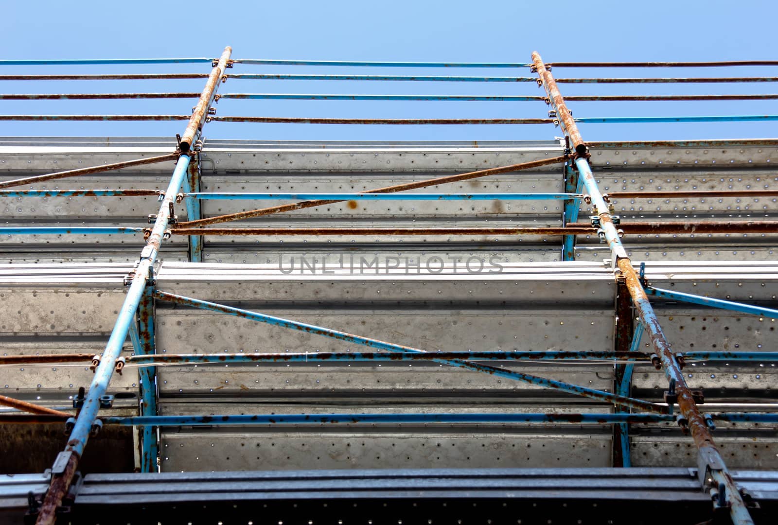 A picture of a Scaffold taken from under