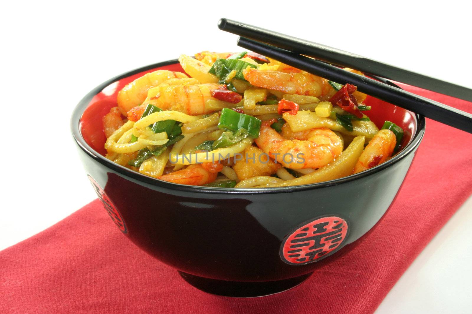 Asian noodles with prawns and stir-fried vegetables in an Asian dish