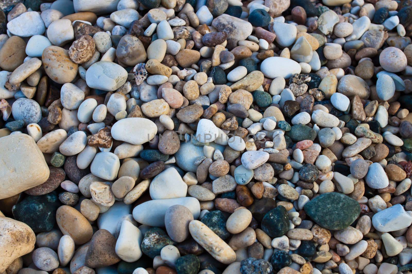 photo pebbles of various sizes on the beach