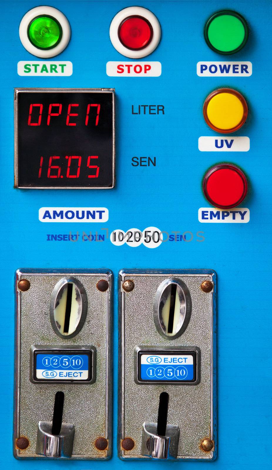 The control panel of the old machine for sale of drinking water