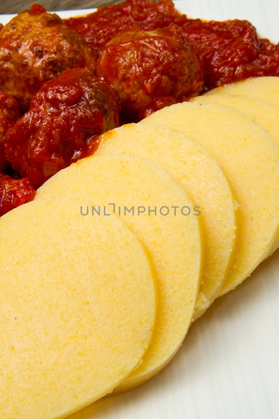 sliced ​​polenta with meatballs