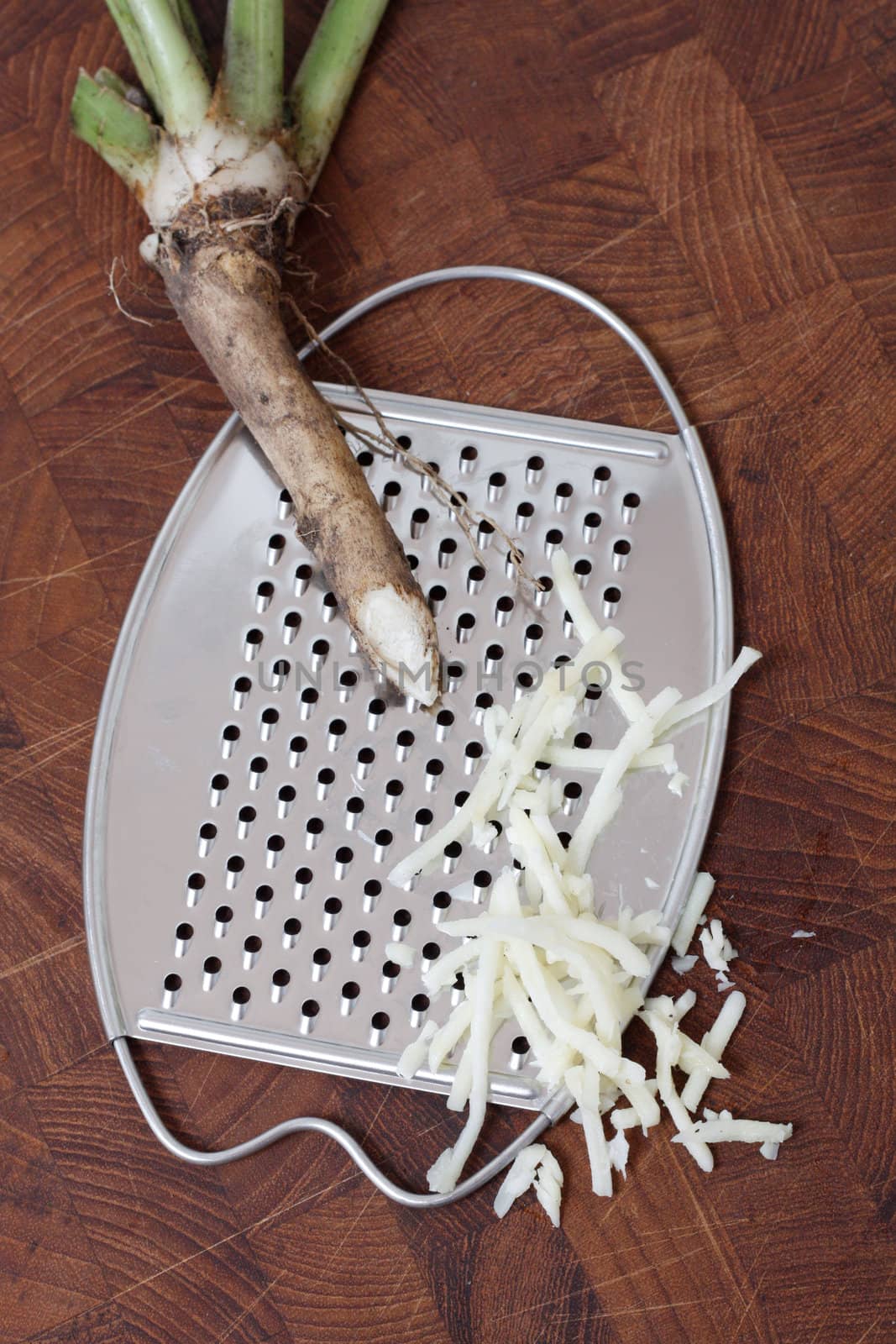 Grated horseradish by leeser