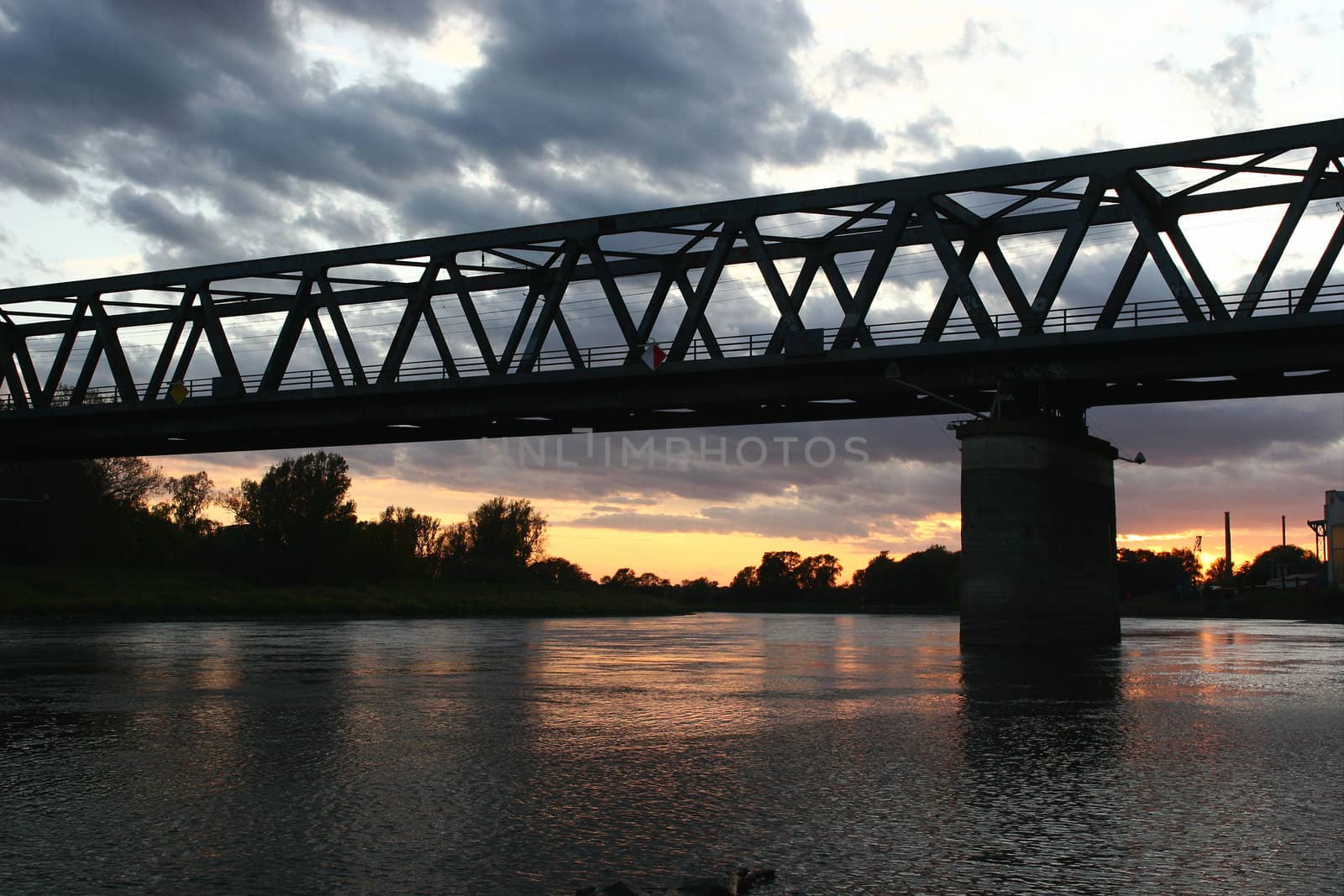 Railway bridge over the Elbe in Dessau-Ro�lau / Saxony-Anhalt, in the twilight