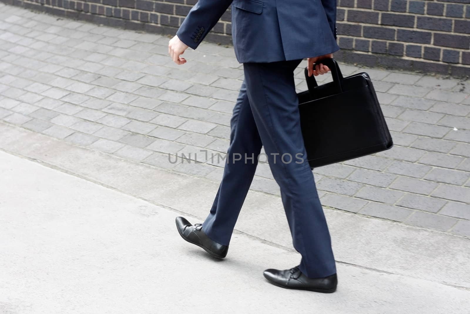 Business man running by leeser