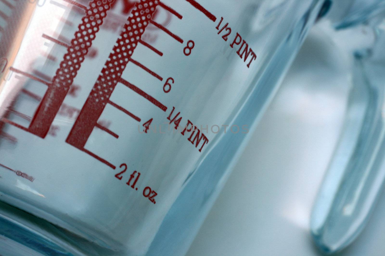 a glass jug showing pin detail to measure liquids