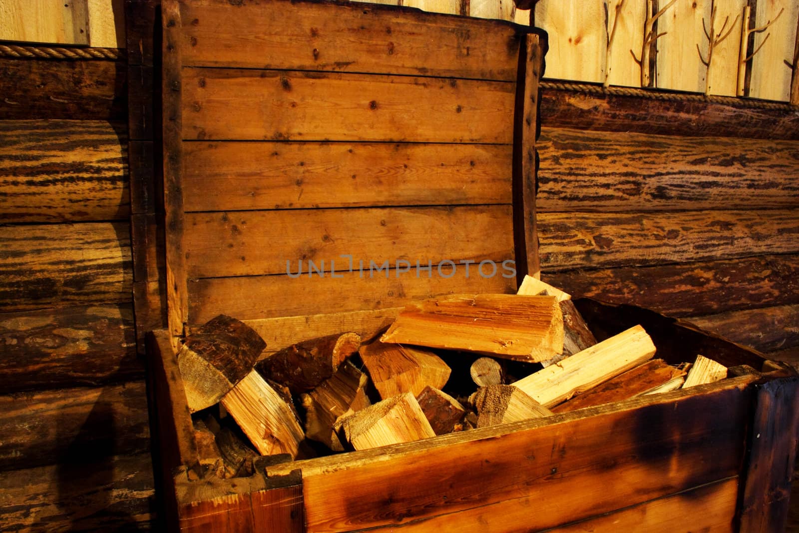 Foto of firewood lying in old wood chest