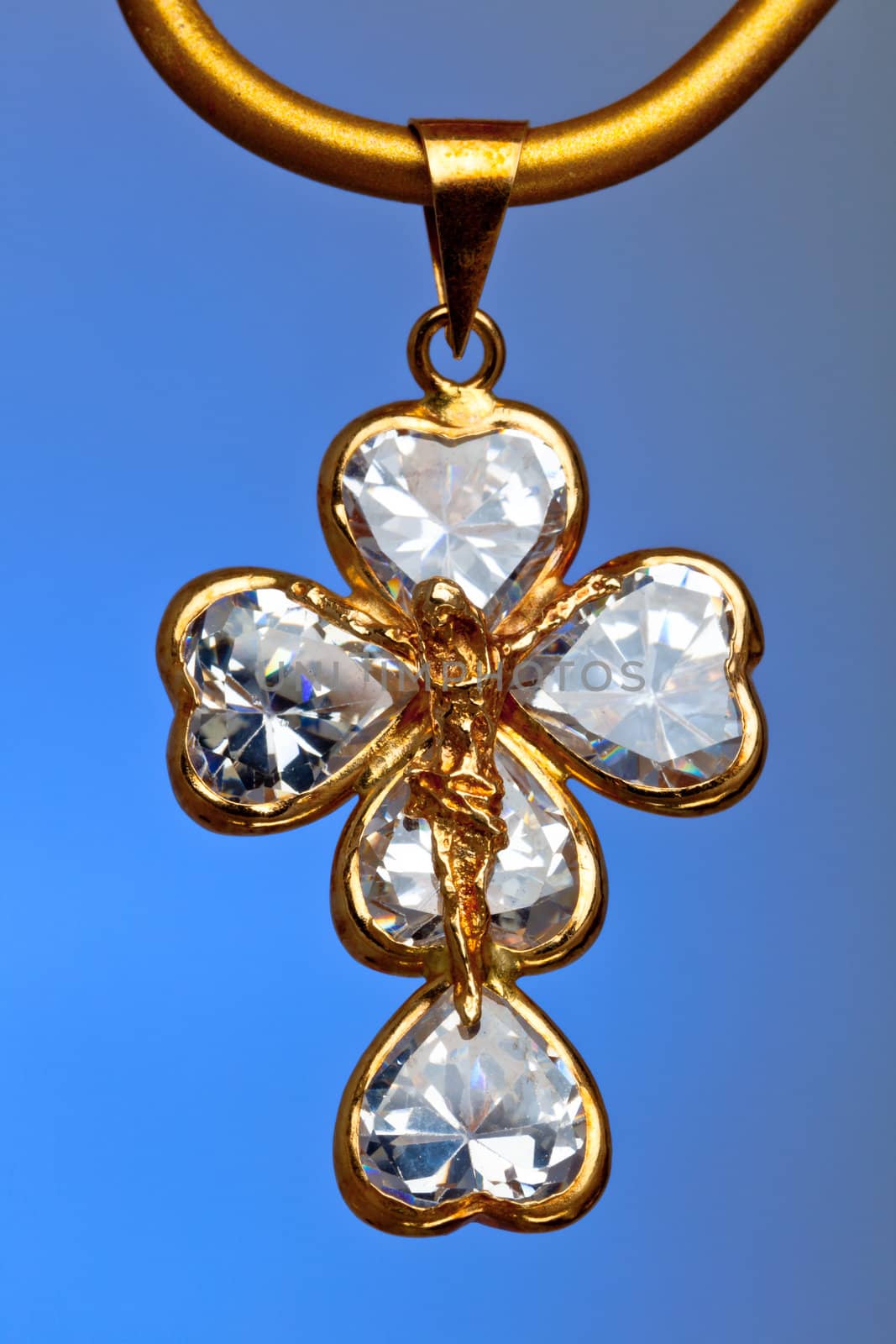 Pendant of a crucifix with five zirconia enchased