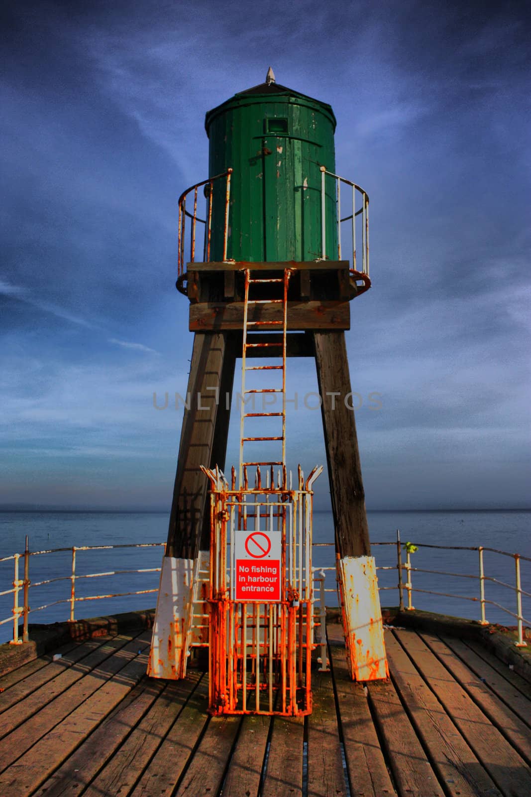 Whitby West Pier beacon by chrisga