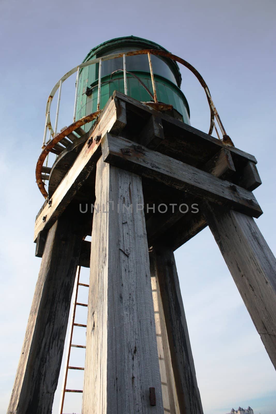 Whitby West Pier beacon by chrisga