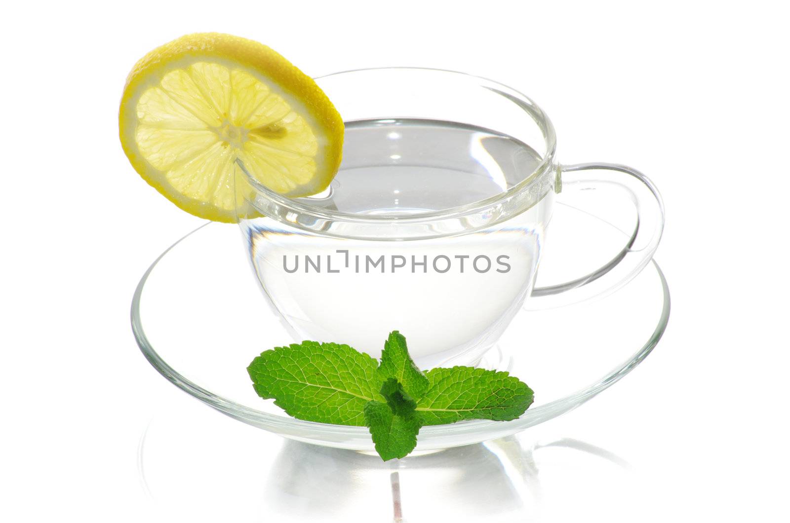 tea in cup with leaf mint and lemon