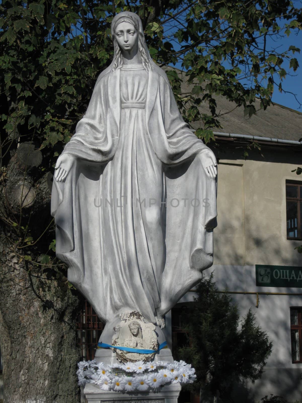 Statue of the Blessed Virgin Mary by retbool
