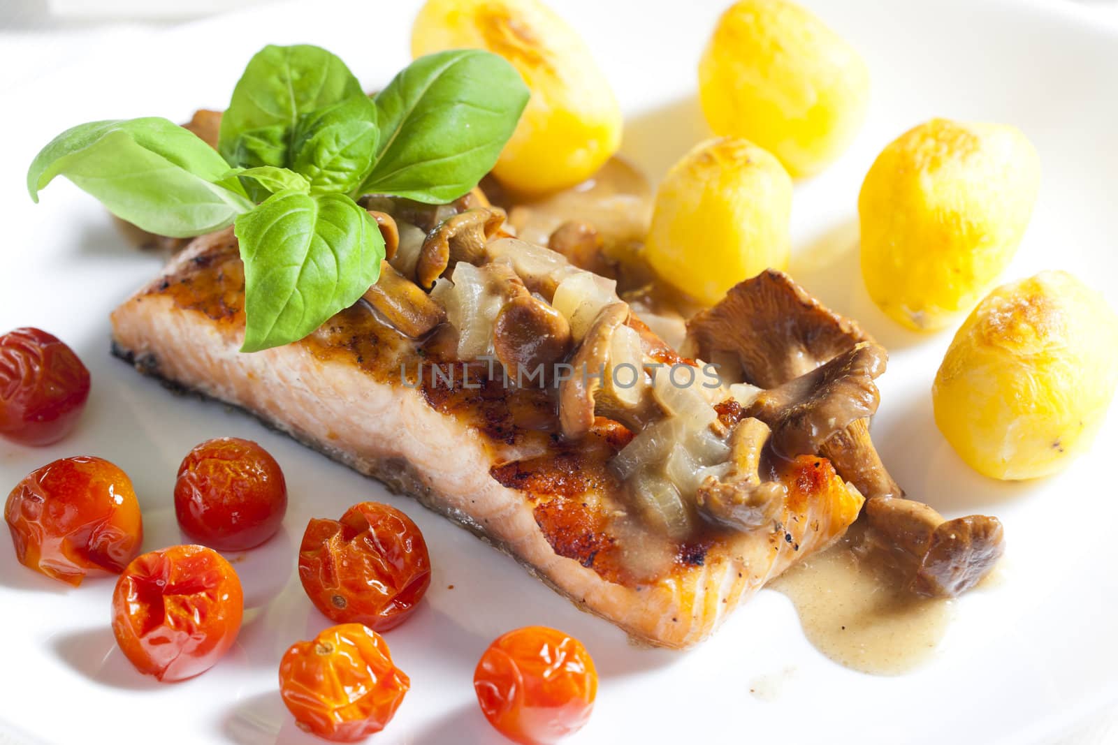 grilled salmon with mushrooms and cherry tomatoes