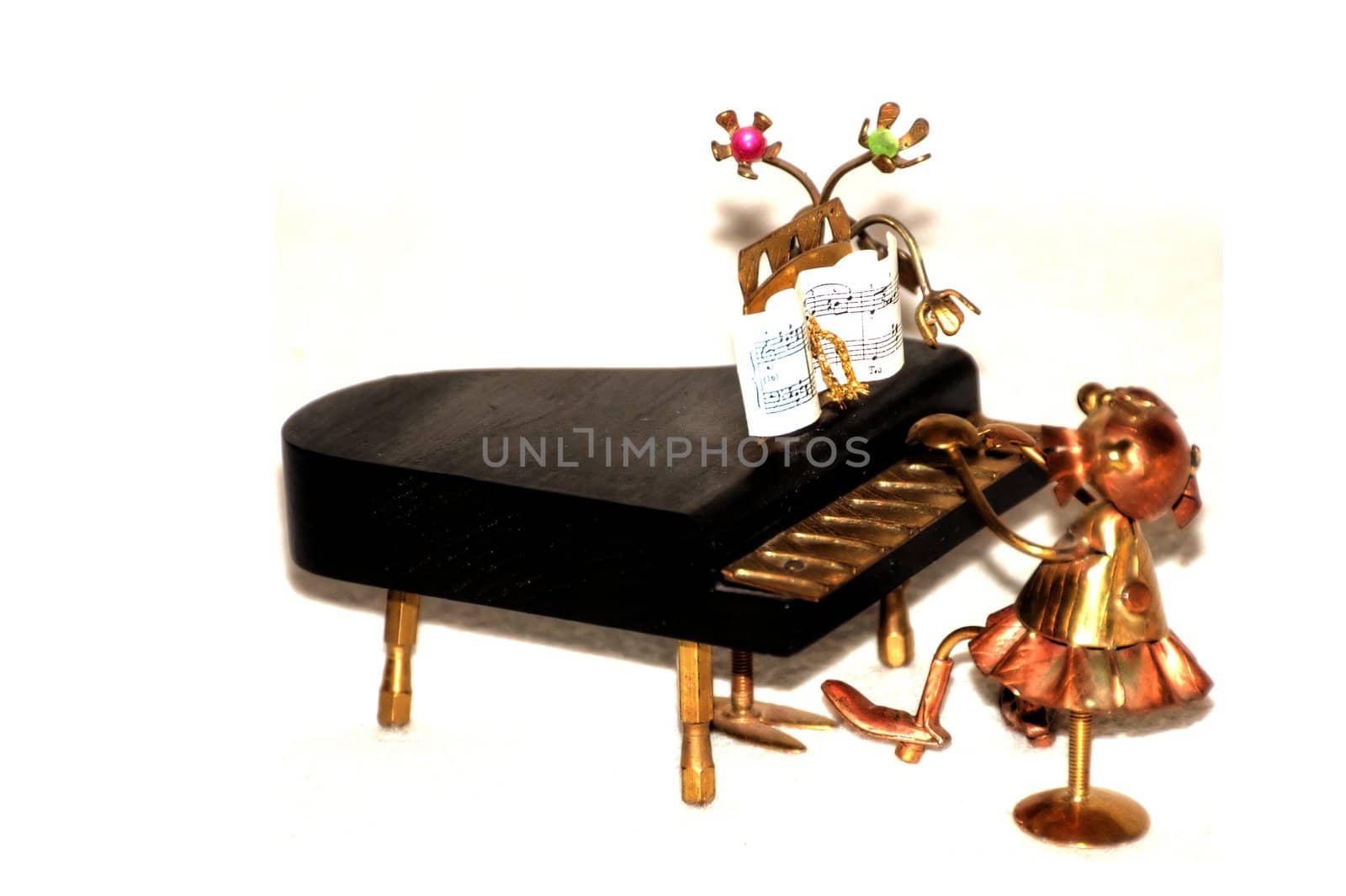 piano figurine by arnelsr