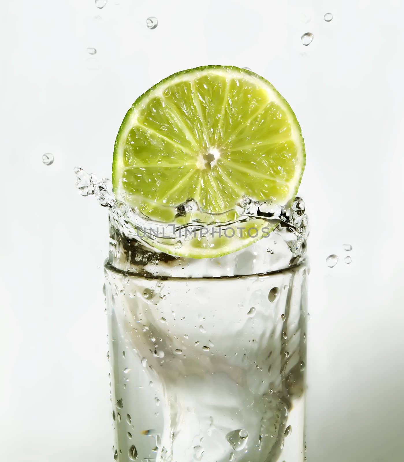 Lime slice in water by henrischmit