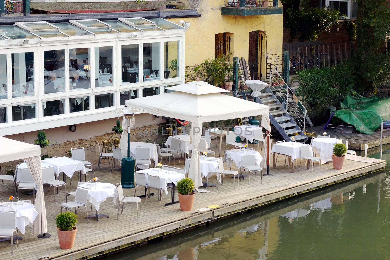 Al fresco dining at the river Thames in Oxford, UK.
