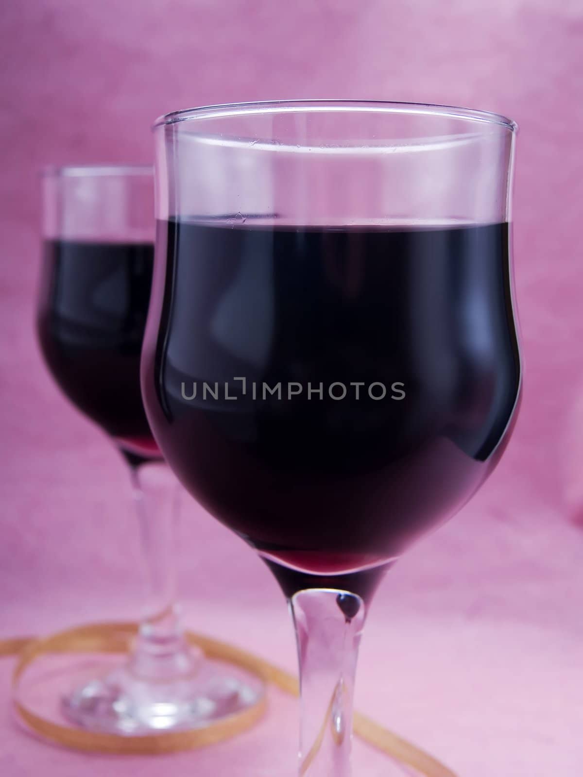 Two glasses of wine by henrischmit