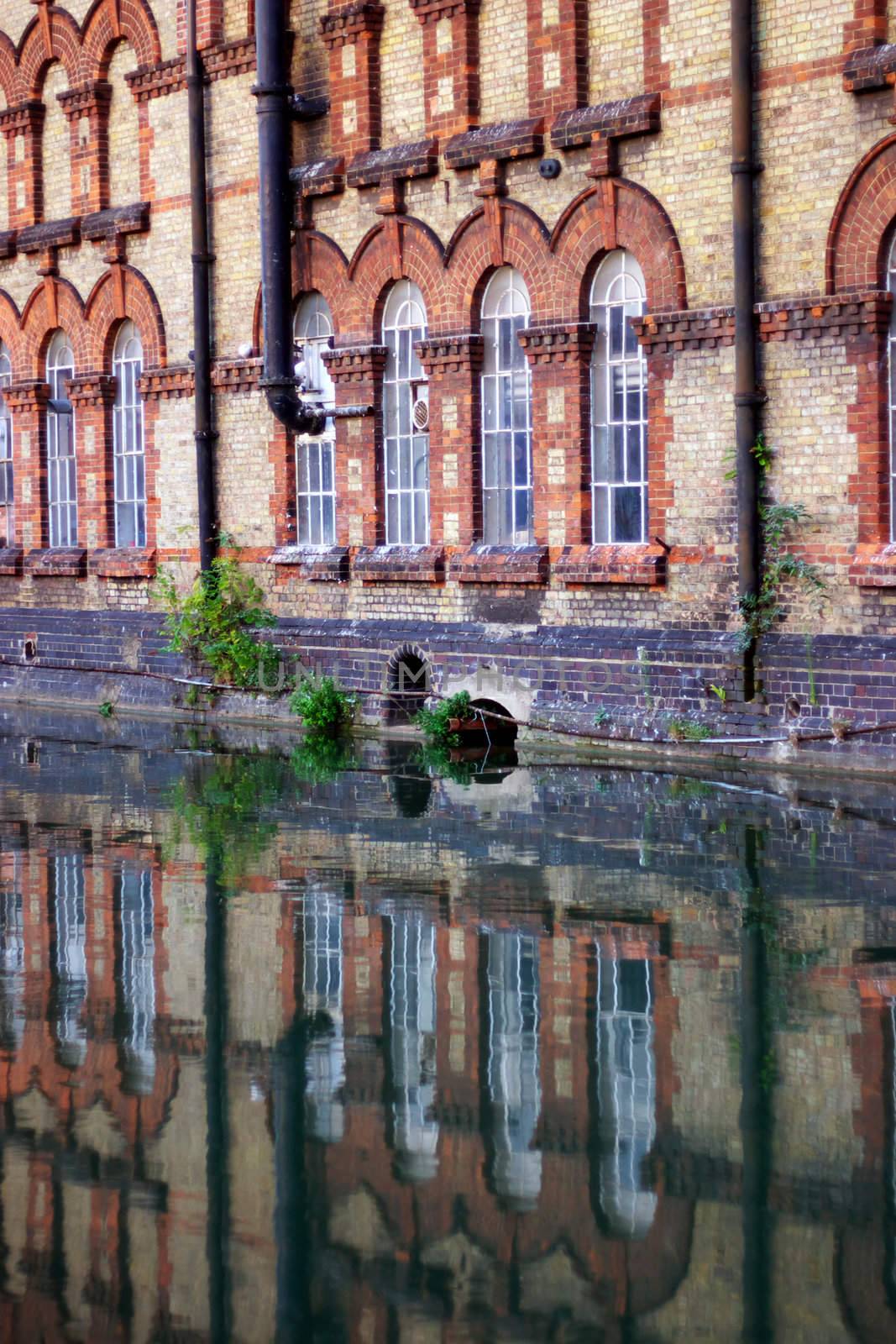 Reflecting brick houses over the thames canal in Oxford, UK