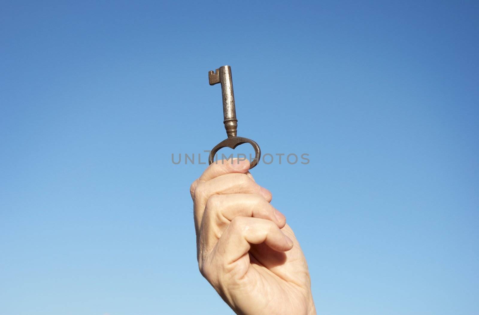 special blue vignetting on uper part, focus point on key