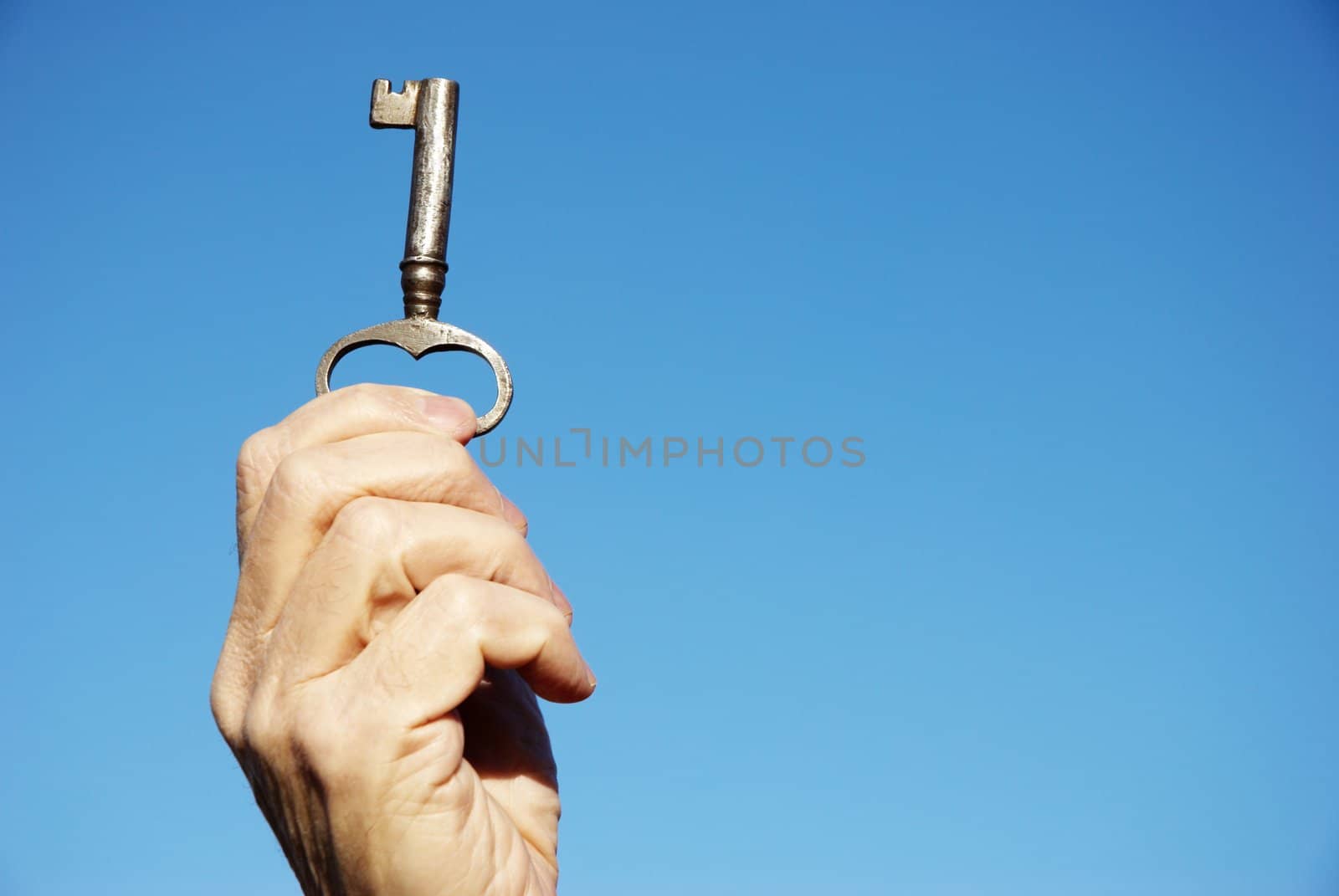 special blue vignetting on uper part, focus point on key