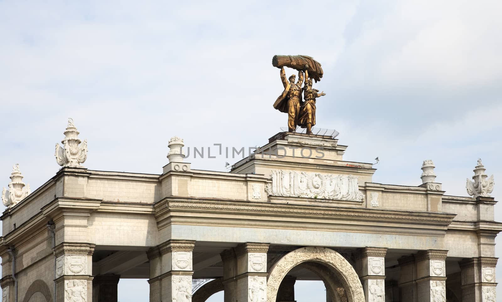 central arch with sculpture of Russian workman and workwoman, focus point on center part

