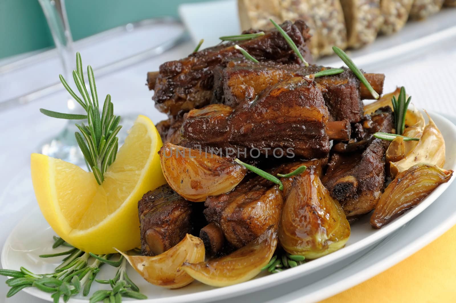 Grilled pork ribs marinated in tea, onion and garlic