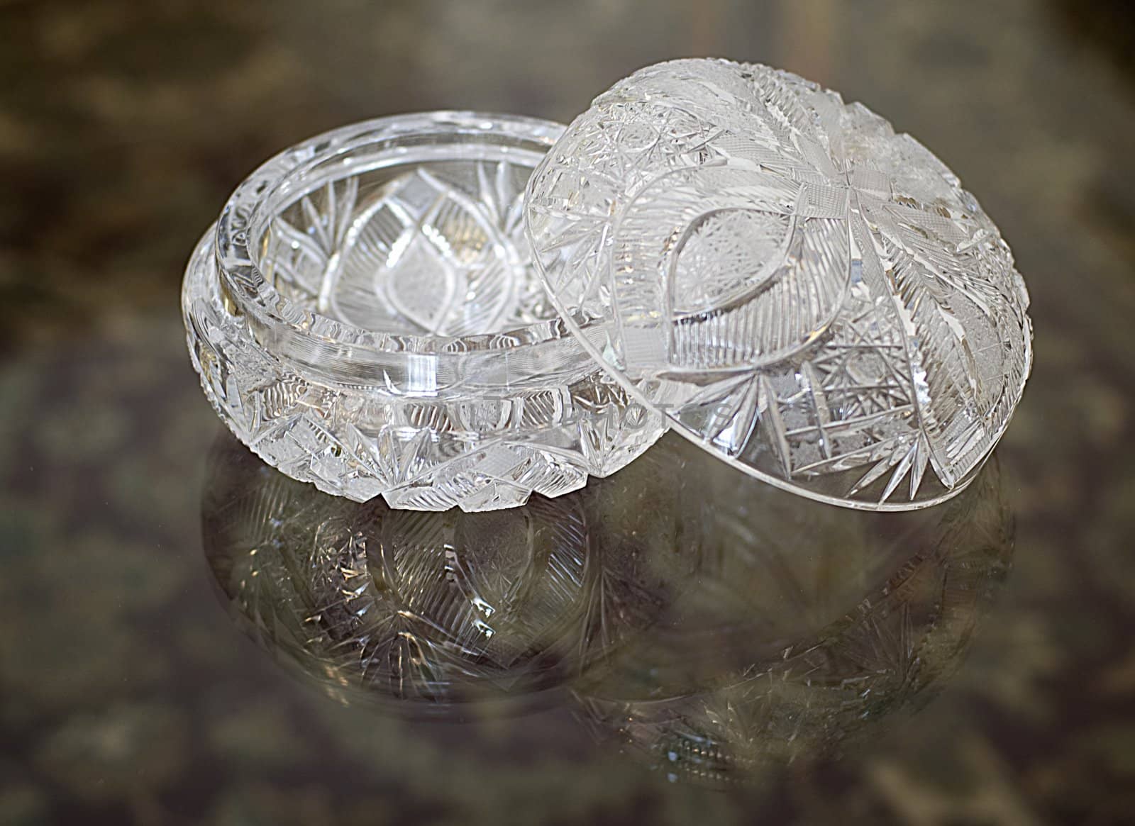 Glass oriental style ball-shaped box for jewellery