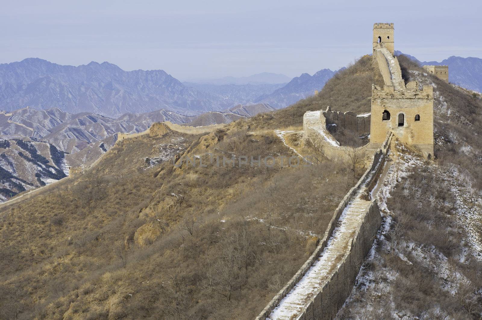 Sunlit view of the great wall of china during the winter