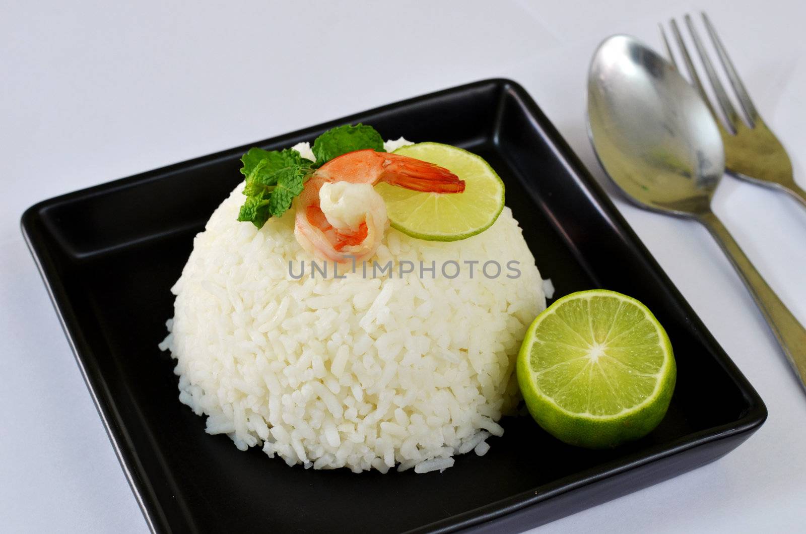 steamed rice served with fresh lemon and shrimp , waiting food