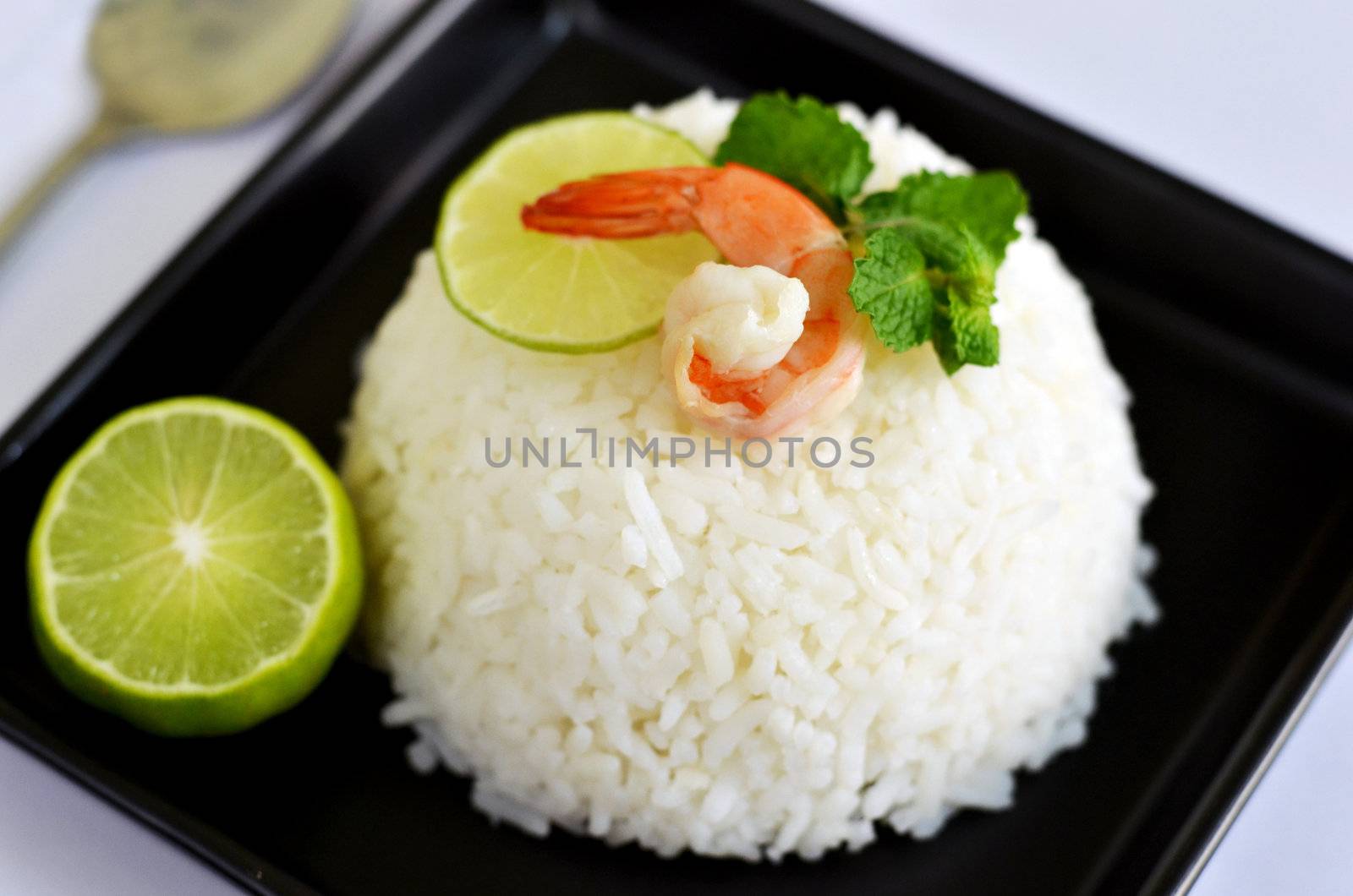  steamed rice served with fresh lemon and shrimp , waiting food