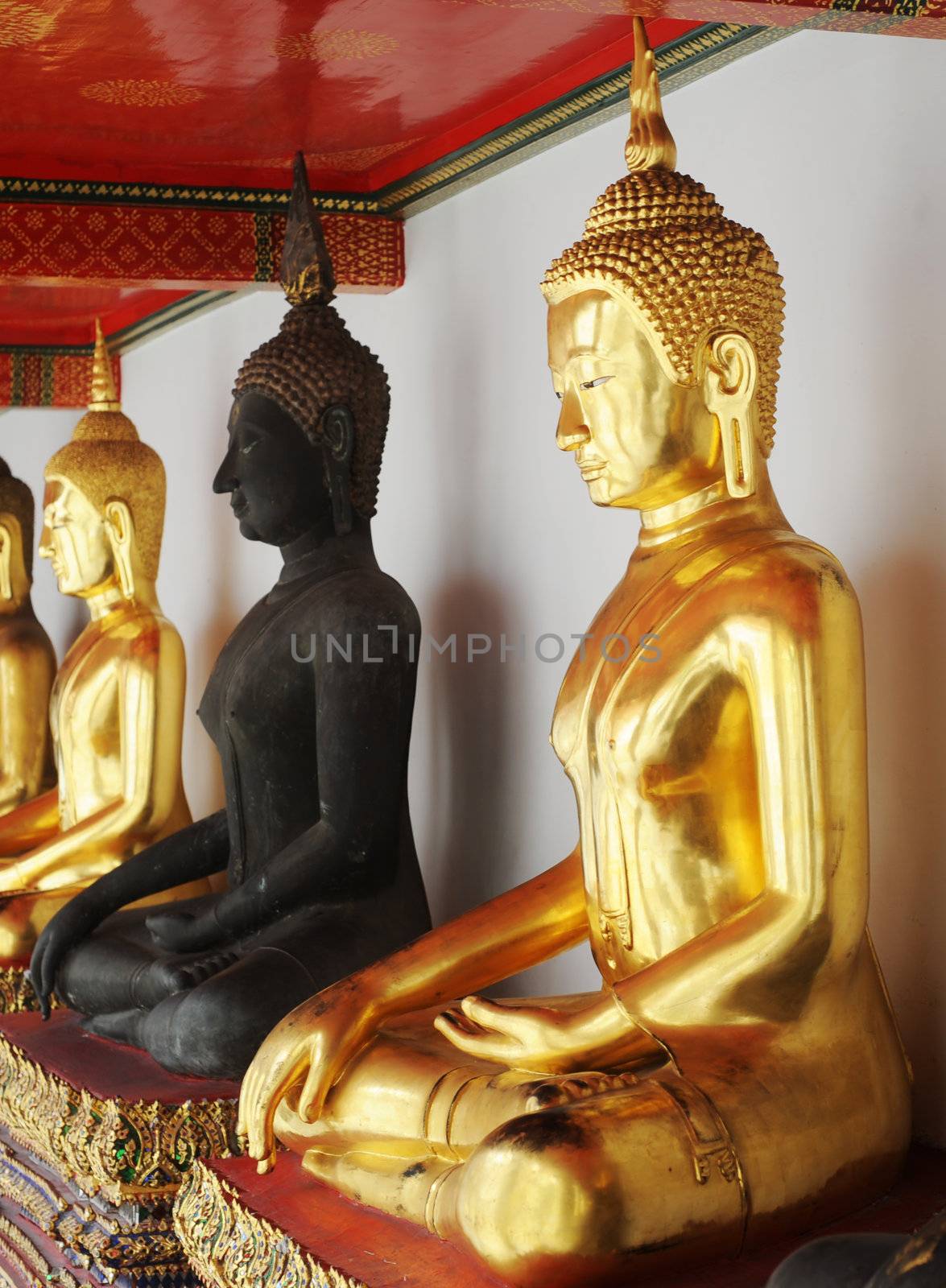 Buddha statue at Wat Phra Chetuphon Vimolmangklararm Rajwaramahaviharn