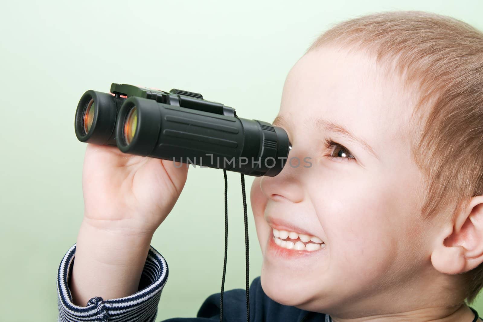 Child with binoculars by ia_64