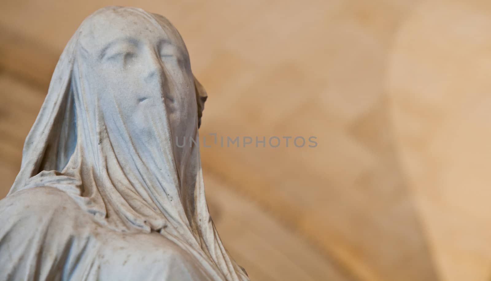 Lady with a veil: classical example of funeral art