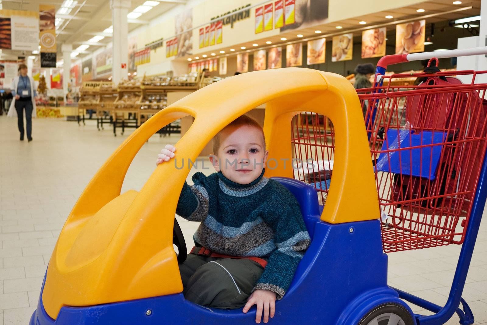 Child in shopping cart by ia_64