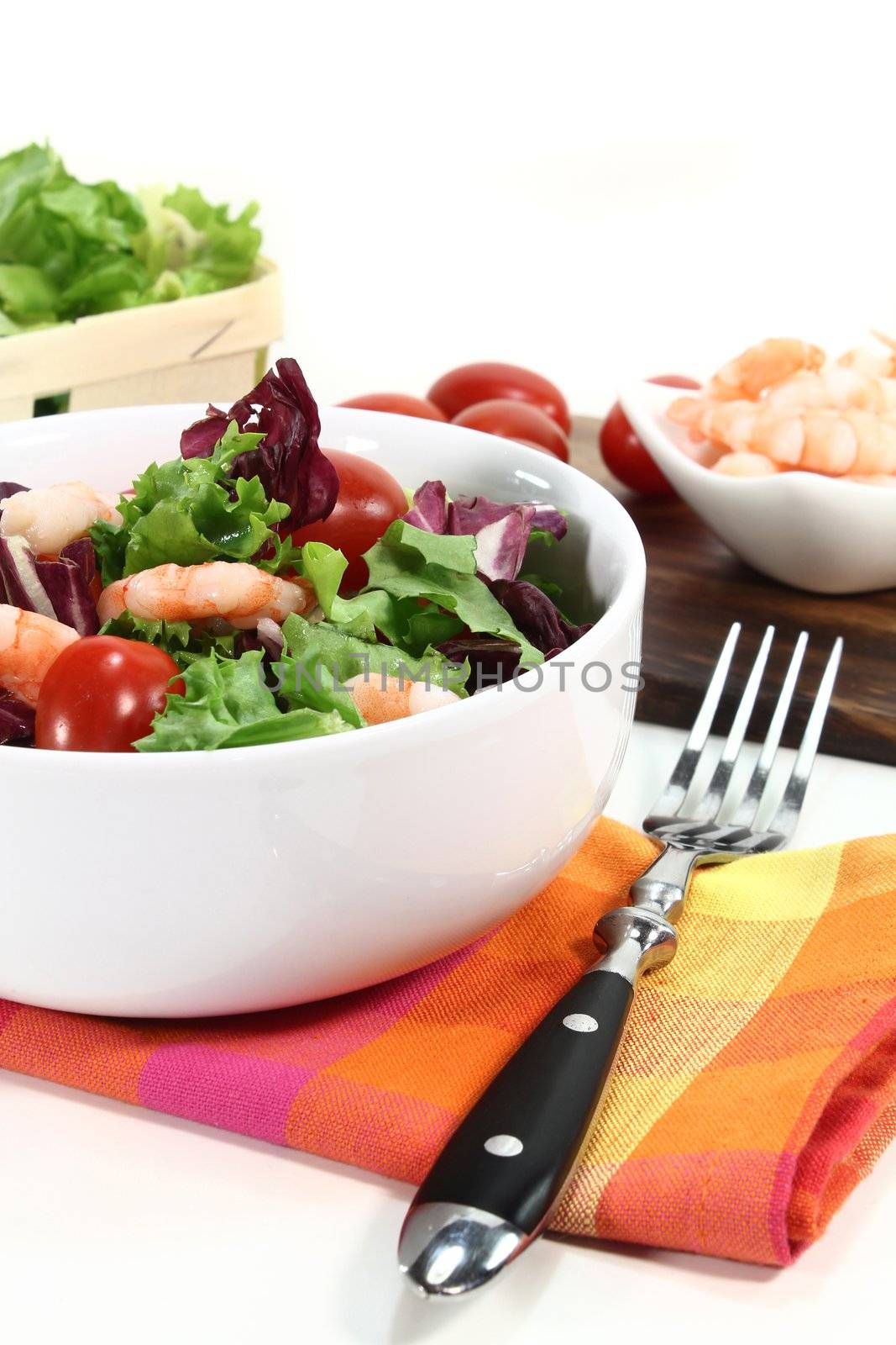 mixed leaf salad with shrimp and tomatoes