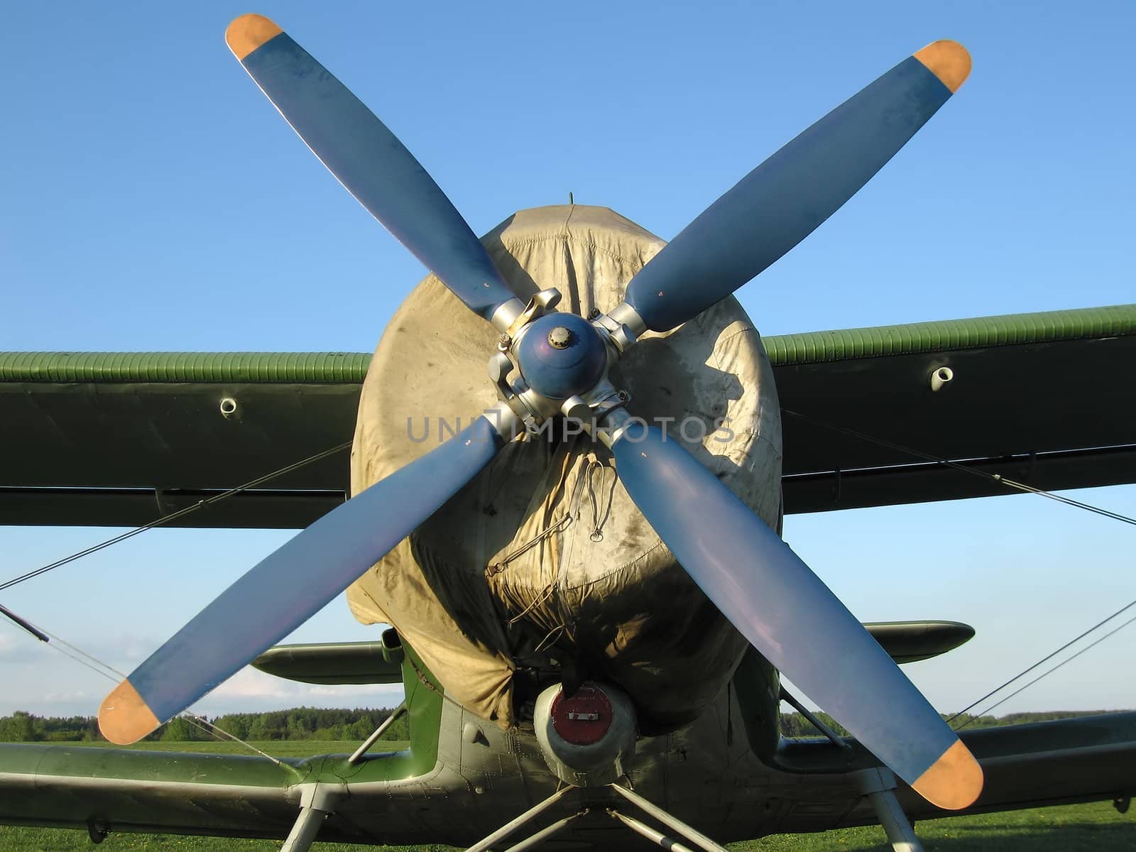 Engine and wing propeller airplane for air flying